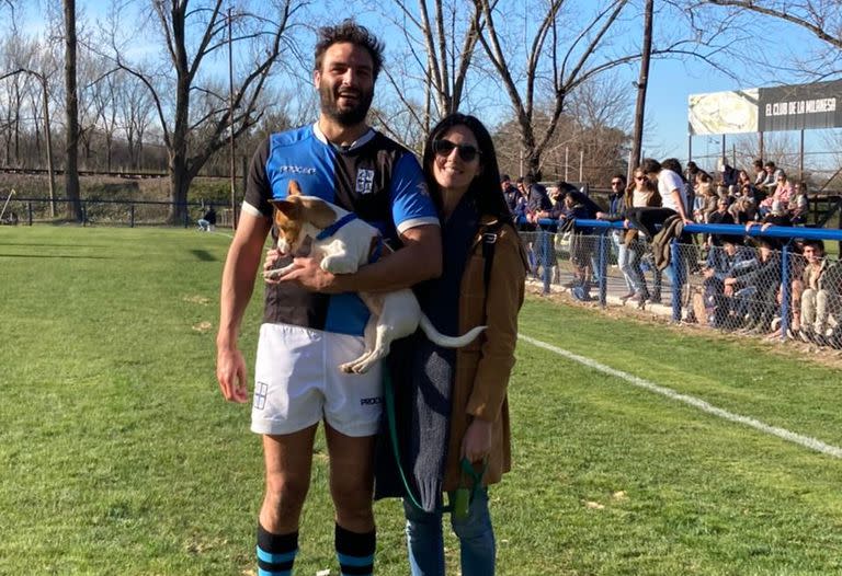 Lucas Ponce con su mujer, Belén Furtado, y Pipa, la perra de ambos; este sábado, el forward de CUBA volverá a jugar por los puntos, a los 30 años.