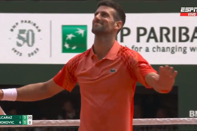 La reacción de Novak Djokovic, rendido tras el increíble punto que le convirtió Carlos Alcaraz en la semifinal de Roland Garros