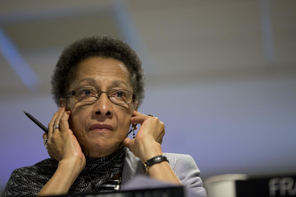 Margarette May Macaulay, presidenta de la Comisión Interamericana de Derechos Humanos, escucha preguntas durante una conferencia de prensa en Río de Janeiro, Brasil, el lunes 12 de noviembre de 2018. (AP Foto/Silvia Izquierdo)