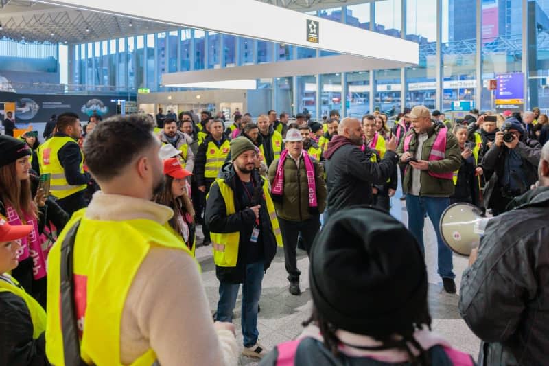 Workers take part in a waring strike at Frankfurt airport, one of 11 major German airports that have started a one-day strike. Jörg Halisch/dpa