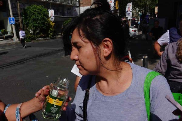 mujer huele agua contaminada alcaldía benito juárez