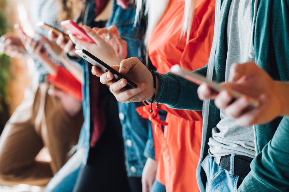 Basta con echar un ojo en cualquier lugar público para darnos cuenta hasta qué punto ha llegado la obsesión por los teléfonos móviles. Foto: Getty Images. 