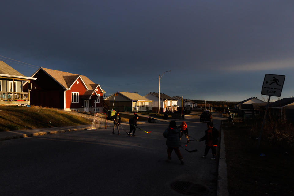 Un grupo de niños cree juegan hockey en las tranquilas calles de Waswanipi, en Quebec, Canadá, el 2 de noviembre de 2022. (Nasuna Stuart-Ulin/The New York Times).