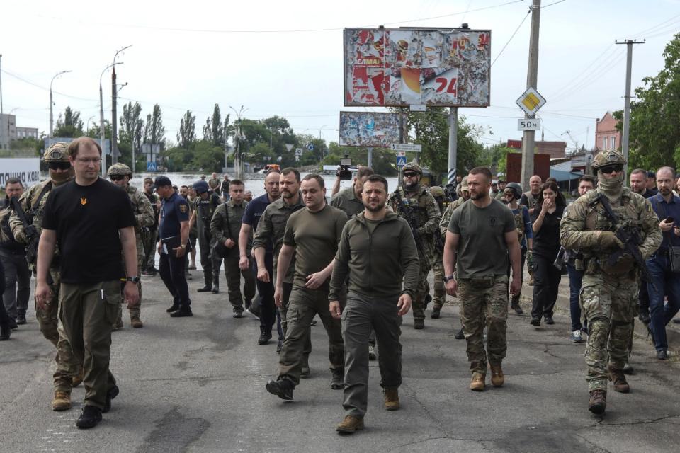 烏克蘭總統澤倫斯基8日赴南部赫松州視察因卡科夫卡水壩被炸造成的災情。由於赫松大部分地區被俄軍占領，軍警戒備格外嚴密。路透社