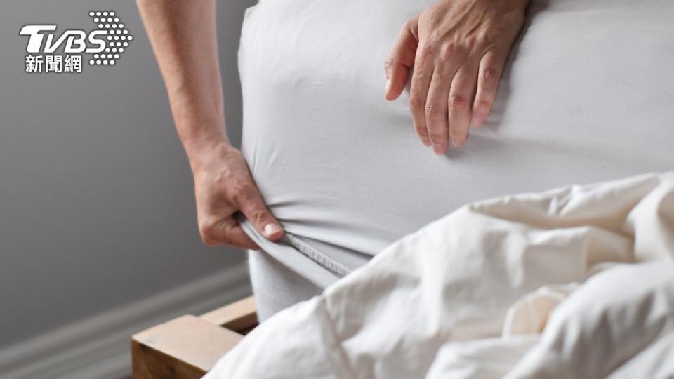 女嬰被發現時已經從床舖摔落、卡在床縫中。（示意圖／Shutterstock達志影像）