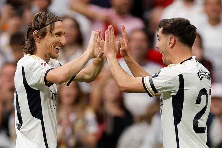 Brahim Diaz comparte la alegría de su gol con Luka Modric