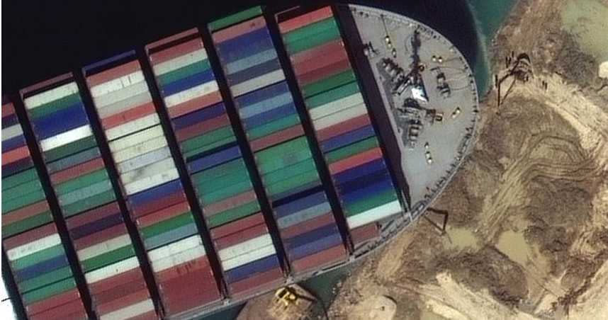 美國衛星公司馬薩爾科技（Maxar Technologies）的衛星影像顯示，長榮海運貨櫃輪「長賜」號3月27日仍卡在蘇伊士運河內。（圖／美聯社）