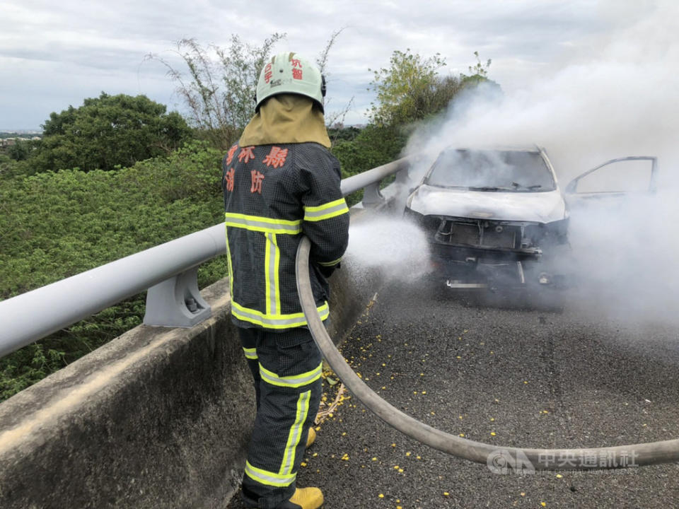 國道3號南下270公里昨天下午發生火燒車意外，駕駛當場死亡，經查為嘉義市警察局少年隊謝姓小隊長。嘉義地檢署今相驗，因屍體嚴重毀損無法採檢，將安排11日解剖。（中央社檔案照）