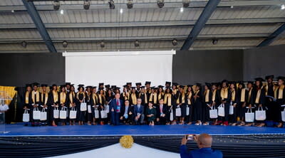 S&H School de Global Sae-A en Haití produjo sus primeros graduados en 10 años. La foto muestra al presidente WK Kim (centro, primera fila), fundador de la escuela, tomando una fotografía conmemorativa junto con otros asistentes y graduados después de entregar las diplomas. (Desde la izquierda en la primera fila, el asesor senior de Global Sae-A Lon Garwood, el vicepresidente de S&H Global David Moon, el presidente de Global Sae-A WK Kim, la directora de S&H School Sophia Choi, y el director ejecutivo de Global Sae-A KM Kim)