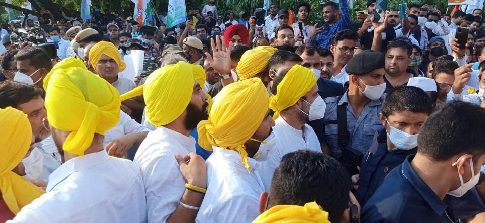 <div class="paragraphs"><p>Visual of Jignesh Mevani and Kanhaiya Kumar, along with Congress leader Rahul Gandhi at Shaheedi Park in Delhi.</p></div>