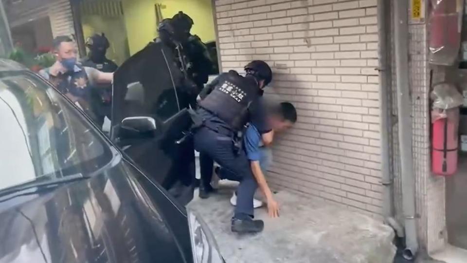 警方昨日起兵分多路攻堅，逮捕16名份子。（圖／TVBS）