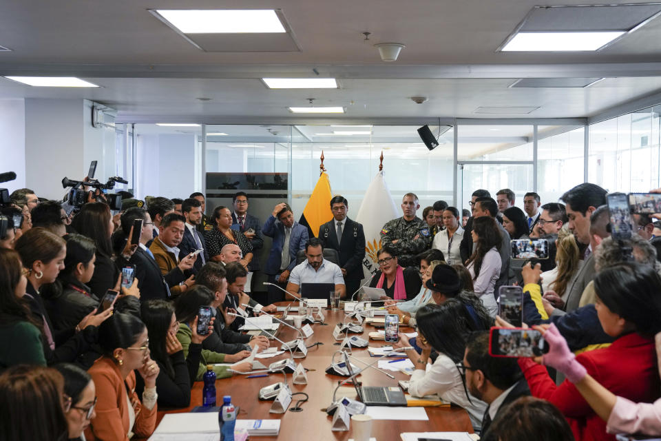 Jonathan Parra, arriba al centro, presidente de la Comisión de Fiscalización de la Asamblea Nacional, preside una reunión donde el ministro de Defensa Gian Carlo Loffredo, sentado a su lado a la izquierda; la ministra del Interior, Mónica Palencia, sentada a su lado a la derecha, y la canciller Gabriela Sommerfeld, explican el allanamiento a la embajada de México en Quito, Ecuador, el miércoles 10 de abril de 2024. La policía ecuatoriana irrumpió en la embajada de México el 2 de abril y arrestó al exvicepresidente ecuatoriano Jorge Glas que se había refugiado allí. (AP Foto/Dolores Ochoa)