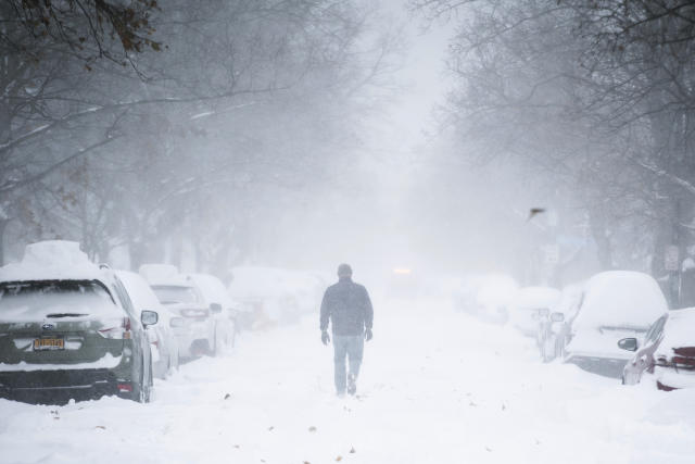 Bills dig out from record snowstorm, fly to Detroit - ESPN