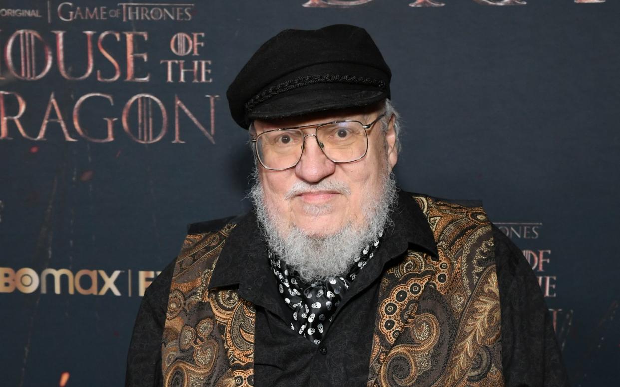 Drehbuchautor George R. R. Martin schreibt in seinem Blog über ein paar seiner Projekte und wie es damit im Rahmen des Streiks, der aktuell Hollywood lahmlegt, vorangeht. (Bild: 2023 Getty Images/Jon Kopaloff)