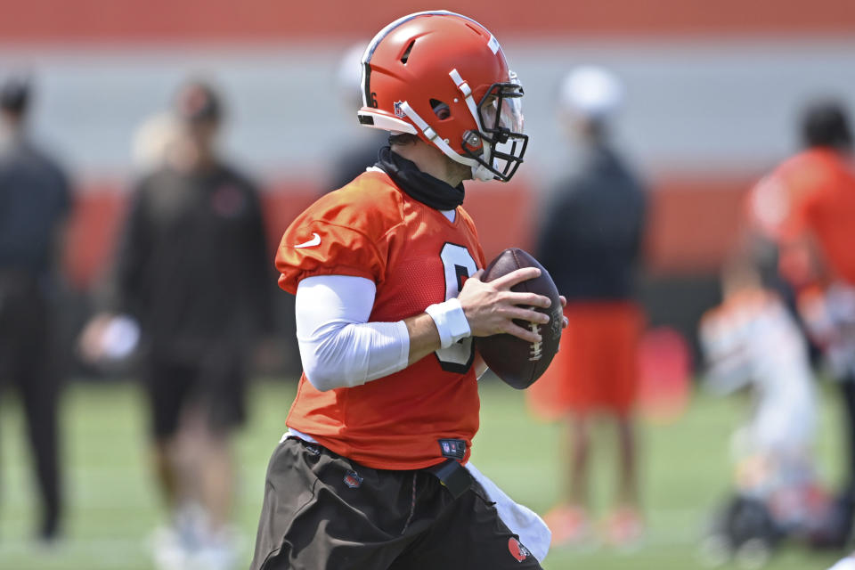 Cleveland browns quarterback Baker Mayfield (6) drops back to pass during an NFL football practice at the team training facility, Tuesday, June 15, 2021 in Berea, Ohio. (AP Photo/David Dermer)