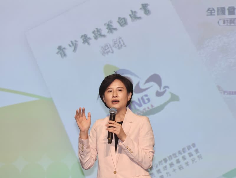 鄭麗君出席民進黨青年論壇（1） 民進黨20日在台北舉辦「投資未來世代青年論壇」， 內定行政院副院長鄭麗君（圖）也以青平台基金會董 事長身分發表專題演講，提出投資未來世代教育、居 住、照顧服務等多個面向。 中央社記者張皓安攝　113年4月20日 