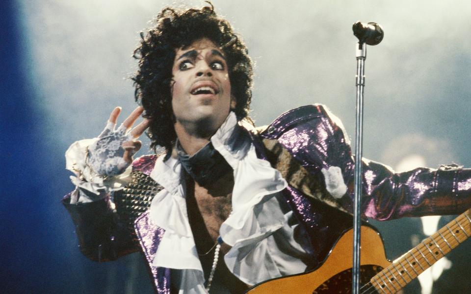 Groß, größer, Prince. Im Juli 1984 belegte der Pop-Superstar jeweils den ersten Platz in den Kino-, Album- und Single Charts: mit dem Film "Purple Rain", der dazugehörigen Platte und der darin enthaltenen Single "When Doves Cry". (Bild: Michael Ochs Archives/Getty Images)
