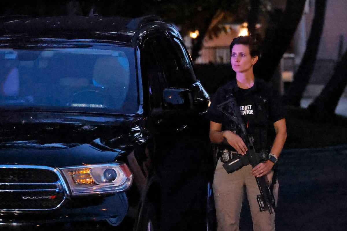 A Secret Service agent stands outside Trump’s residence in Mar-a-Lago  (Copyright 2022 The Associated Press. All rights reserved)