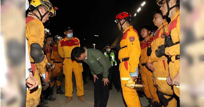交通部長林佳龍在臉書上貼出向救難人員鞠躬的照片，但要求他立即下台的聲浪愈來愈大。（圖／翻攝自林佳龍臉書）