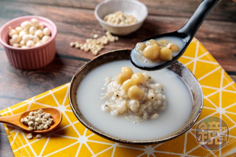 「養生蓮子薏仁湯」只用大薏仁去煮，糖蜜蓮子顆顆完整鬆軟，誠意度滿分。（70元／碗）