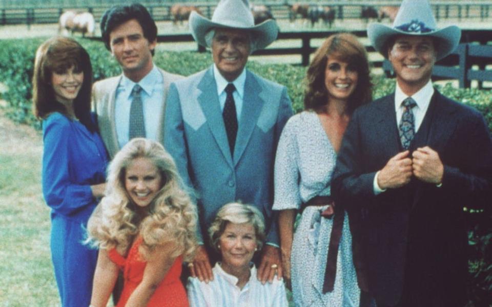 Weltweit eine der populärsten TV-Serien der 80er-Jahre: In "Dallas" spielte Patrick Duffy (oben, zweiter von links) den Bruder von Ölmagnat J.R. Ewing (Larry Hagman, rechts). (Bild: Worldvision Enterprises)