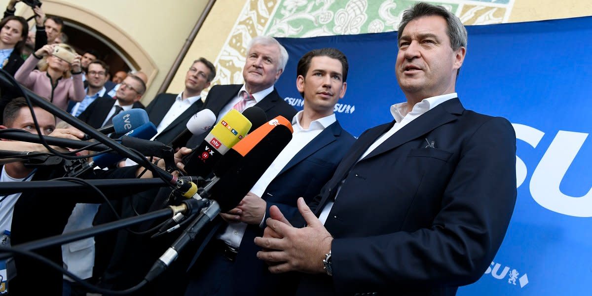 Der Ehrengast in der Mitte: Markus Söder (rechts) und Horst Seehofer traten am Freitag gemeinsam mit Sebastian Kurz auf.