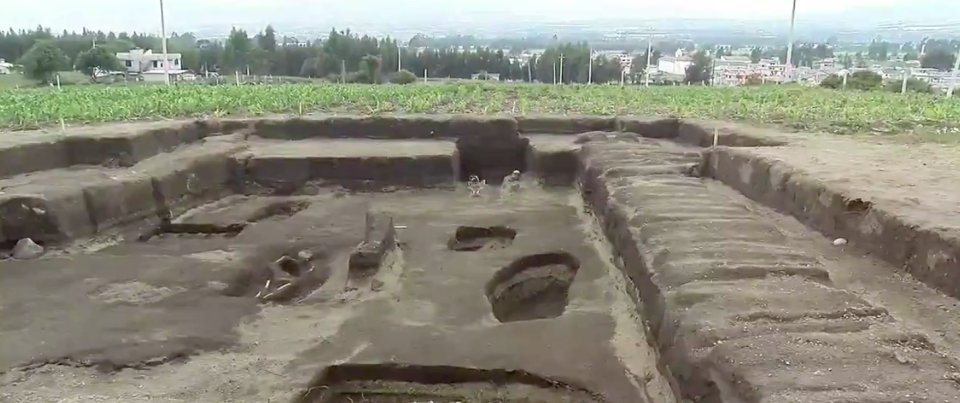 La "cancha inca" fue encontrada a menos de un metro de profundidad en la localidad de Mulaló, municipio de Latacunga, provincia de Cotopaxi, Ecuador (Captura video de Ecuavisa)