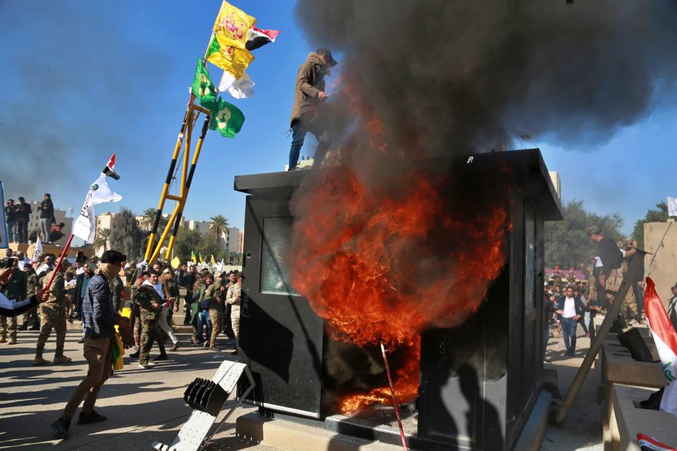 Manifestantes queman una caseta enfrente de la embajada de Estados Unidos en Bagdad, Irak, el martes 31 de diciembre de 2019. (AP Foto/Khalid Mohammed)