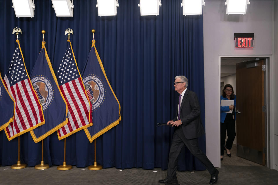 Der Vorsitzende der Federal Reserve, Jerome Powell, kommt nach der Sitzung des Offenmarktausschusses der Federal Reserve am Mittwoch, dem 26. Juli 2023, in Washington zu einer Pressekonferenz im William McChesney Martin Jr. Federal Reserve Building.  (AP Photo/Nathan Howard)