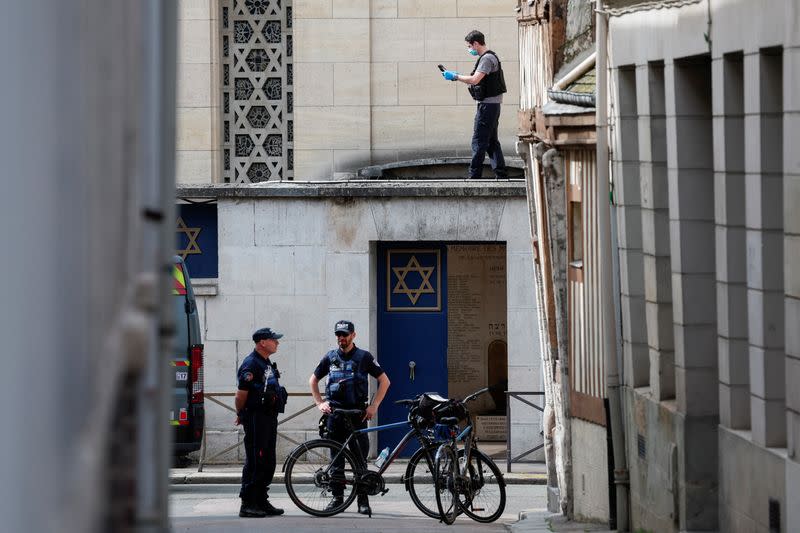 Police kill armed man who set fire to synagogue in Rouen