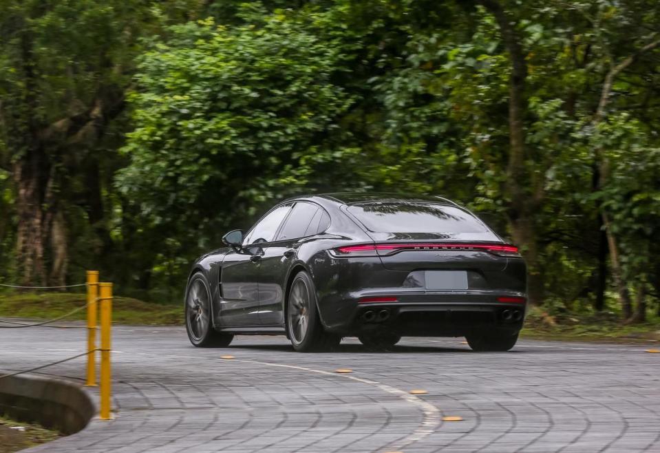 PORSCHE Panamera Platinum Edition