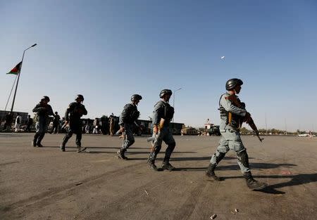 Afghan policemen arrive at the site of a suicide attack in Kabul, Afghanistan September 5, 2016. REUTERS/Mohammad Ismail