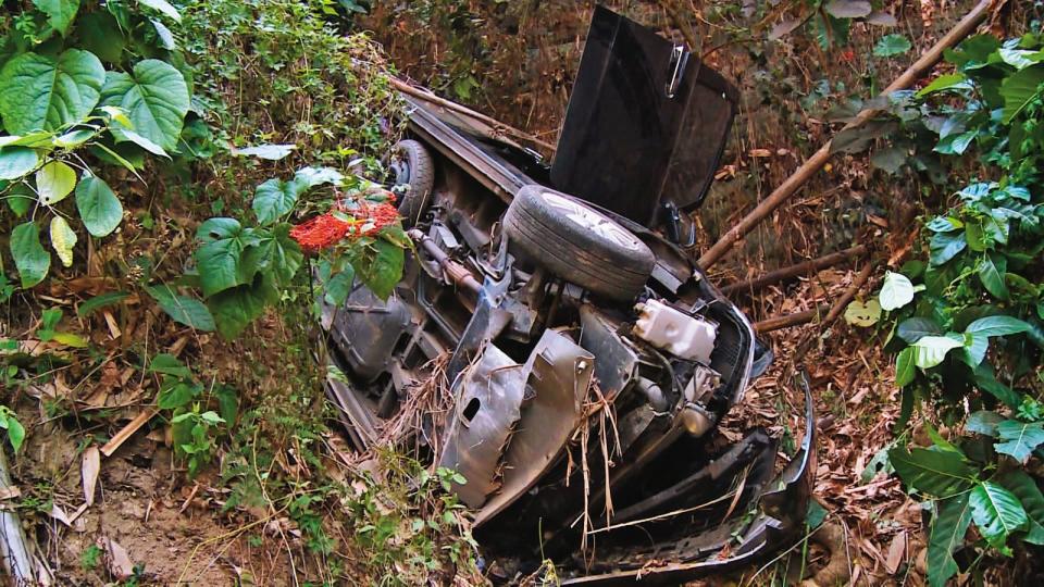 張男車輛摔落山谷後扭曲變形，張妻雖幸運獲救，張父卻當場死亡。（東森新聞提供）