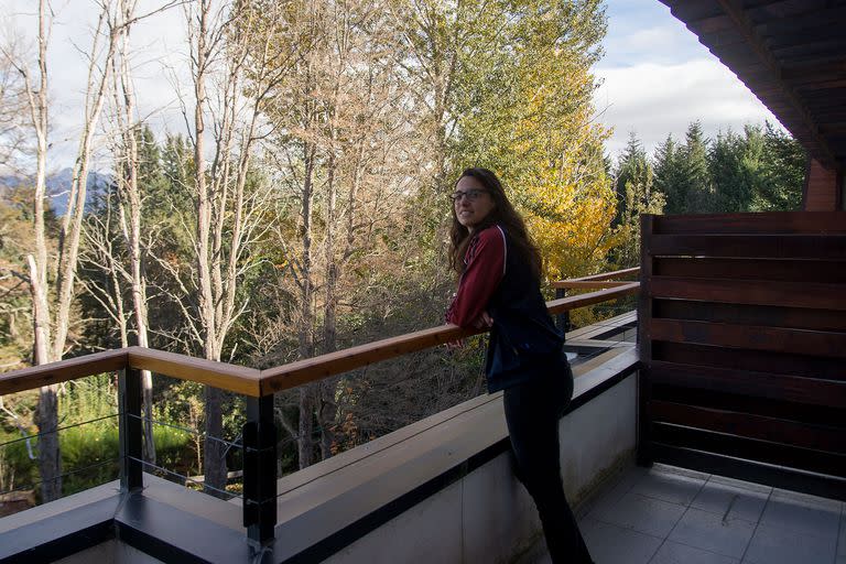 Desde el balcón de Paula López, se ve el inicio del Parque Nacional Los Arrayanes