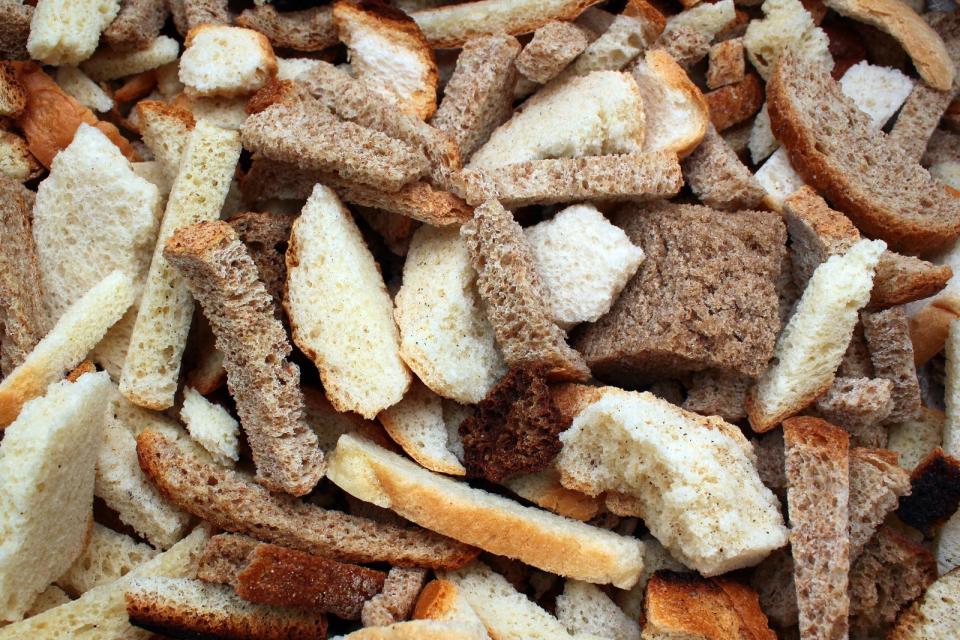 Ein Fall für die Mülltonne ist altes Brot, wenn es angeschimmelt ist. Es nützt dann auch nichts, nur das sichtbar befallene Stück abzuschneiden. Das komplette Brot ist dann ungenießbar. Ist es allerdings nur hart geworden, taugt es vielleicht nicht mehr als Butterbrot, aber sicherlich noch als Zutat für andere Gerichte. (Bild: iStock/aquatarkus)