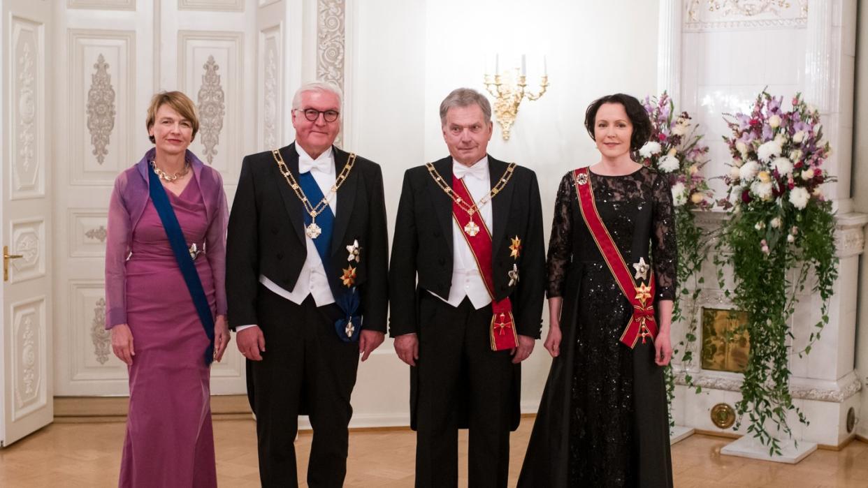 Vor dem Defilee zum Staatsbankett im Präsidentenpalais: Bundespräsident Frank-Walter Steinmeier und seine Frau Elke Büdenbender (l) sowie Finnlands Staatsoberhaupt Sauli Niinistö (2.v.r.) und seine Frau Jenni Haukio. Foto: Bernd von Jutrczenka