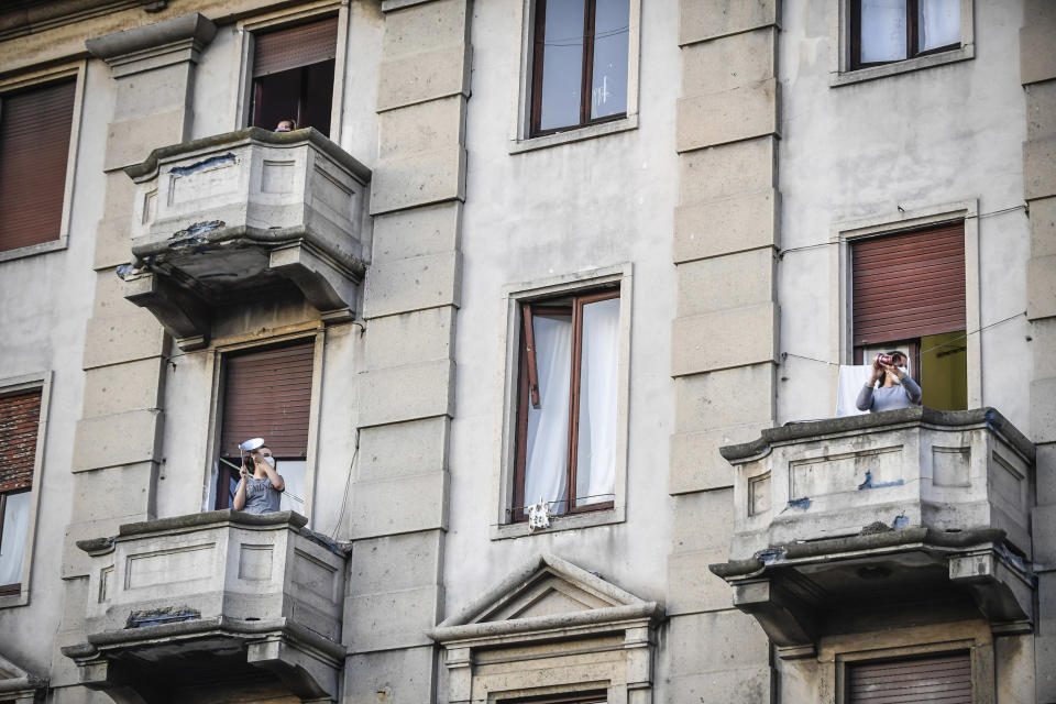 Image: Singing in Milan (Claudio Furlan / AP)
