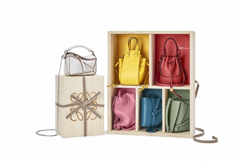 LOEWE推出超迷你經典包款珍藏級禮盒，由5款限量經典包組成，加上日本工匠製作的桐箱與真田帶，極具收藏價值。（LOEWE提供）