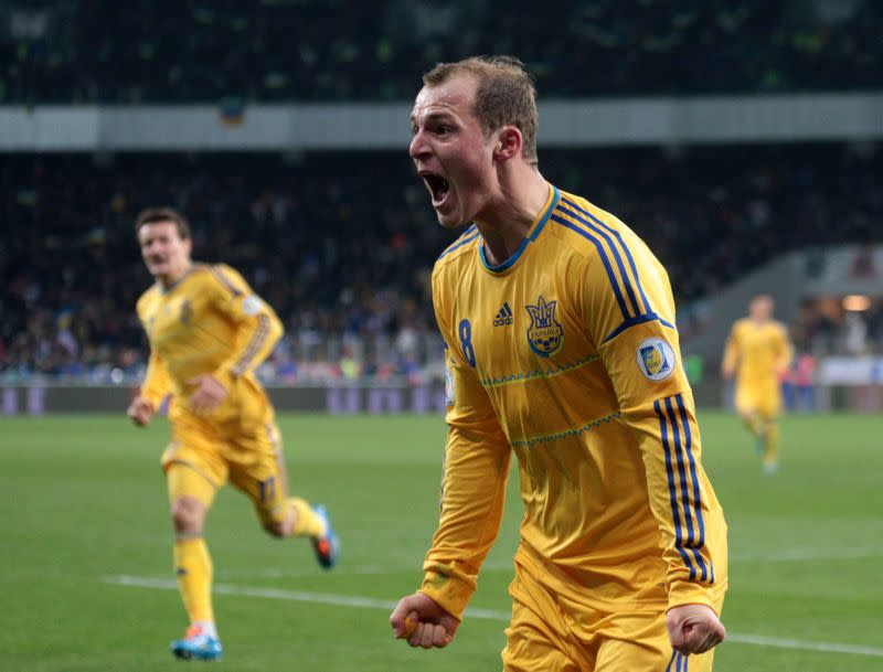 FOTO DE ARCHIVO: El ucraniano Roman Zozulya (al frente) celebra su gol con sus compañeros de equipo durante el partido de ida de las eliminatorias para la Copa Mundial 2014 contra Francia en el Estadio Olímpico de Kiev, Ucrania