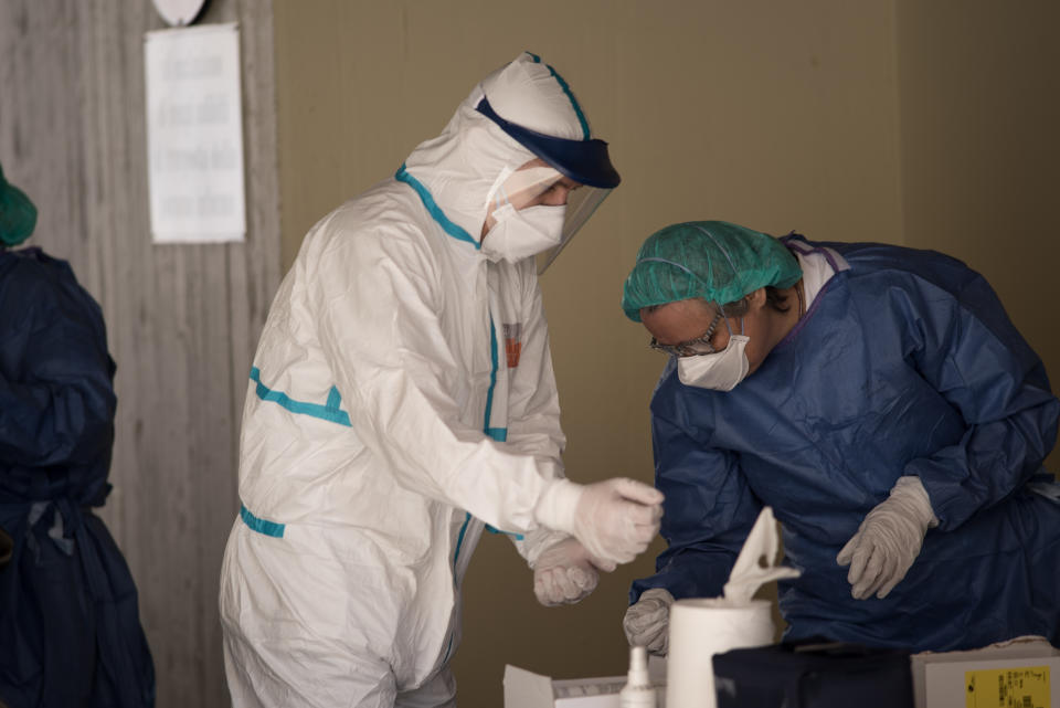 At the Department of Public Health in San Lazzaro, Bologna, medical staff perform the coronavirus screening test on patients directly in the car on March 21, 2020 in San Lazzaro di Savena, Emilia-Romagna, Italy. (Photo by Andrea Neri/NurPhoto via Getty Images)