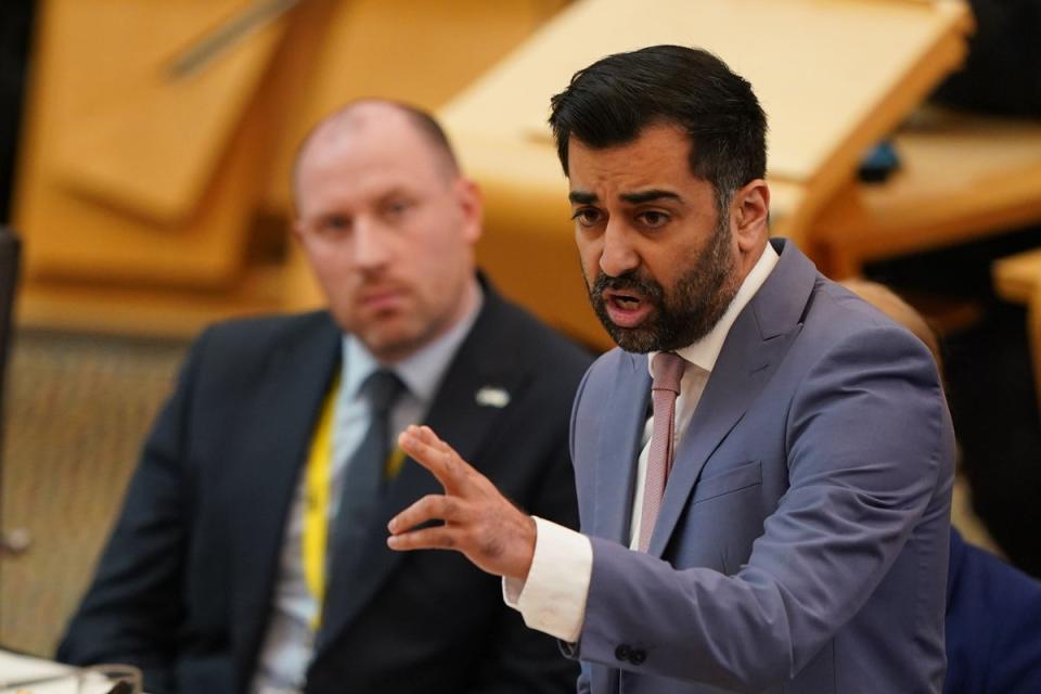 Humza Yousaf durante su debut en First Minister's Questions (PA)