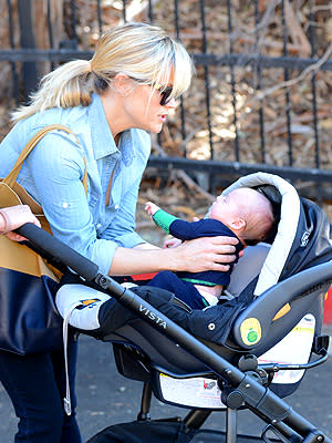 Reese y su bebito via People