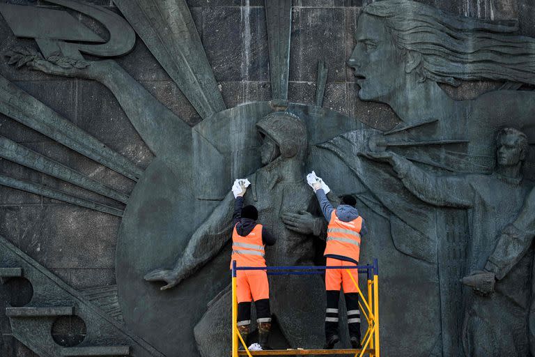 Trabajadores limpian el bajorrelieve del cosmonauta soviético Yuri Gagarin en el Museo Nacional de Cosmonáutica de Moscú