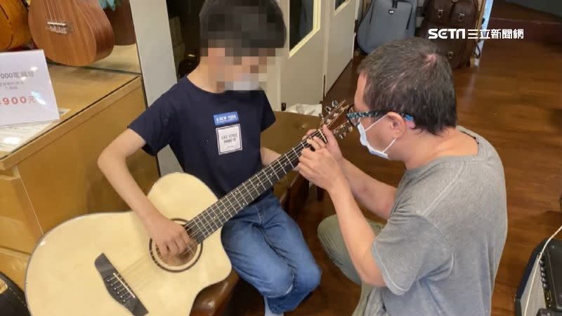 樂器行老闆成功協尋到男童，並親自教他彈吉他。