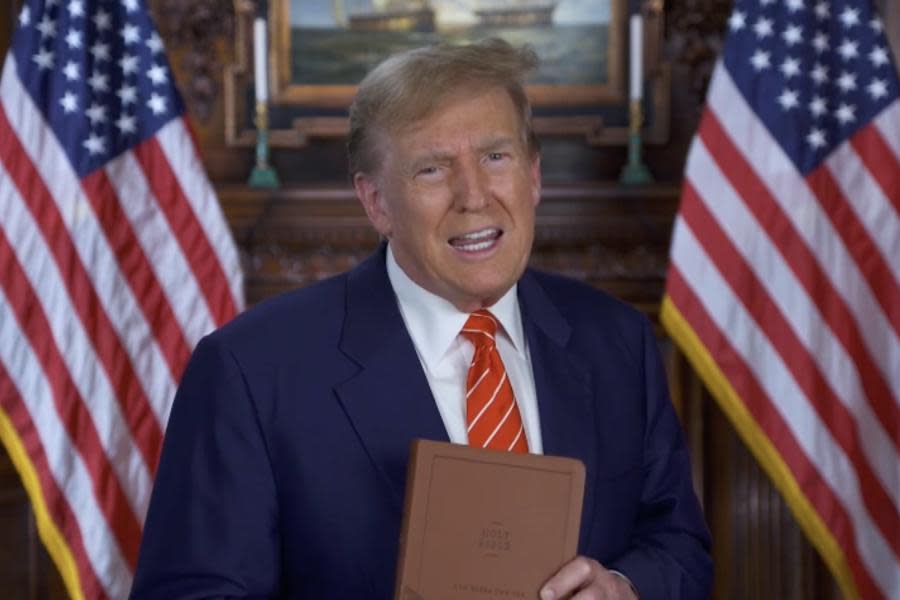 Trump vende biblias bajo el lema "Dios bendiga a América"