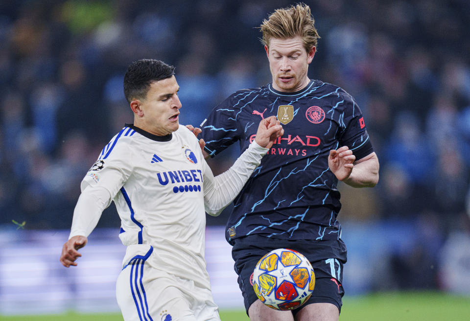 Kevin De Bruyne (derecha) del Manchester City y Mohamed Elyounoussi (izquierda) de Copenhague pugnan por el balón en los octavos de final de la Liga de Campeones, el martes 13 de febrero de 2024, en Copenhague. (Liselotte Sabroe/Ritzau Scanpix via AP)