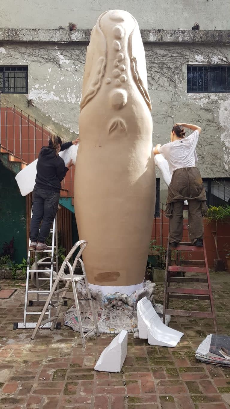 Greenpeace prepara una escultura de cuatro metros de la ballena franca austral que instalará el domingo en la plaza Rubén Darío