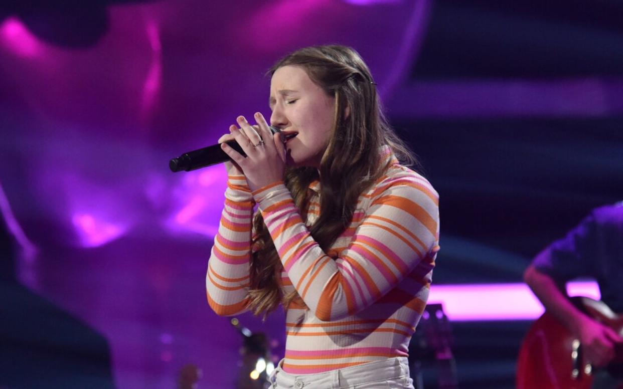 Melaniia (14) floh mit ihrer Mutter aus der Ukraine. Am Freitag (31. März, 20.15 Uhr, SAT.1) singt sie auf der "The Voice Kids"-Bühne in den vierten Blind Auditions nicht nur für die Coaches, sondern auch für ihre Familie und "ein neues Leben". (Bild: SAT.1 / Andre Kowalski)