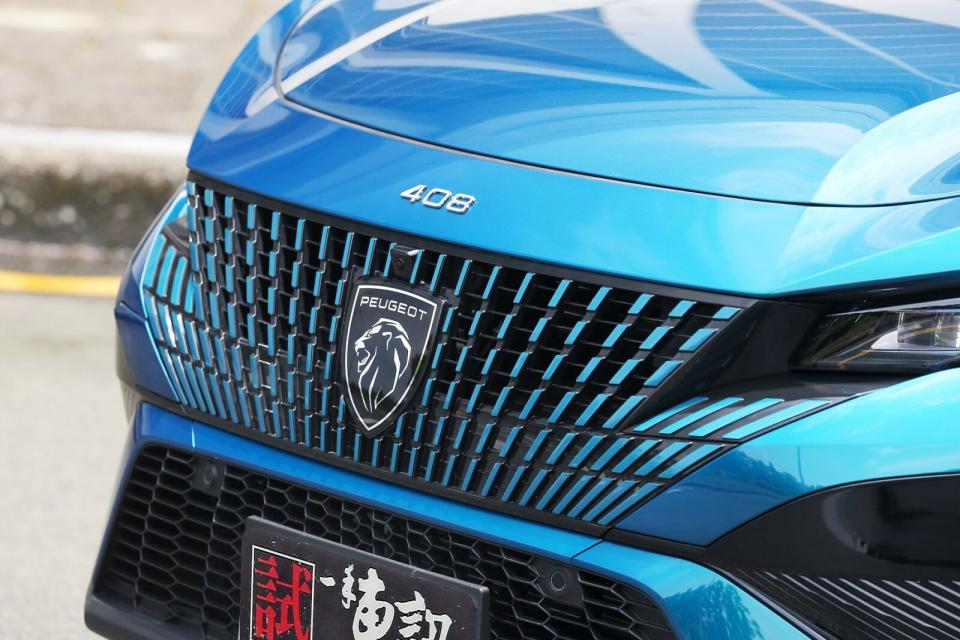 國內引進車型首見的新款盾形獅徽別具新意，GT車型另採縱向放射狀水箱護罩。