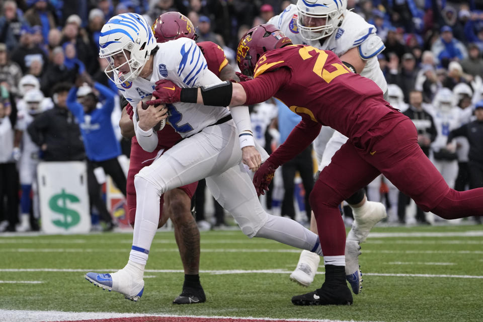 Memphis quarterback Seth Henigan (2) runs for a touchdown past Iowa State linebackers Gerry Vaughn, left, and Will McLaughlin, right, during the first half of the Liberty Bowl NCAA college football game Friday, Dec. 29, 2023, in Memphis, Tenn. (AP Photo/George Walker IV)